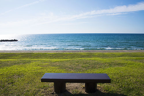2017年6月撮影のフリー写真素材124「青い海と長椅子」