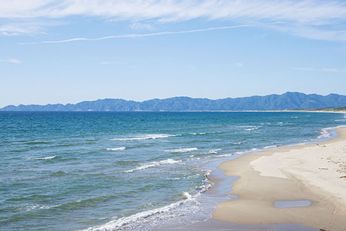 2017年6月撮影のフリー写真素材125「青い海と砂浜」