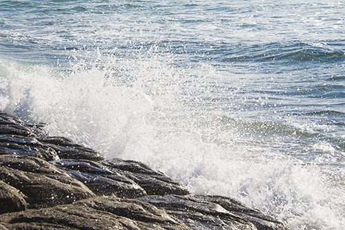 2017年6月撮影のフリー写真素材142「波しぶき」