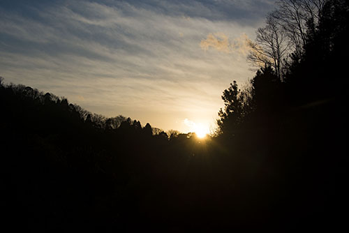フリー写真素材212「山に沈む夕日」