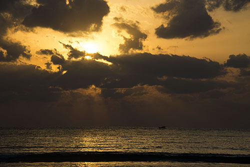 フリー写真素材235「夕日と船」