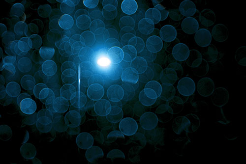 フリー写真素材292「背の高い街灯（青色）」