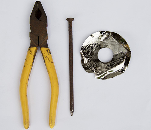 釘で傷をつけたディスク