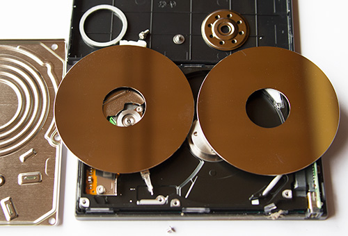 分解したハードディスク