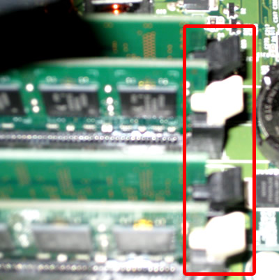 増設メモリをセットし固定クリップをロック
