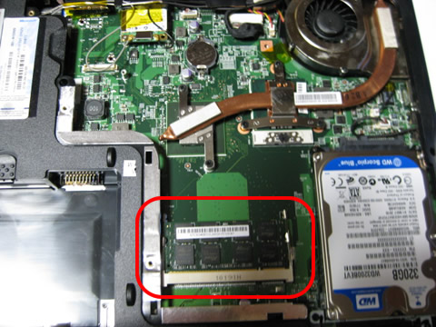 ノートパソコンのカバーを外し、空きスロットを確認