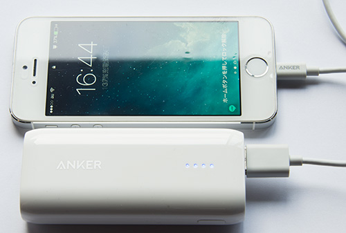 モバイルバッテリーと iPhone を接続